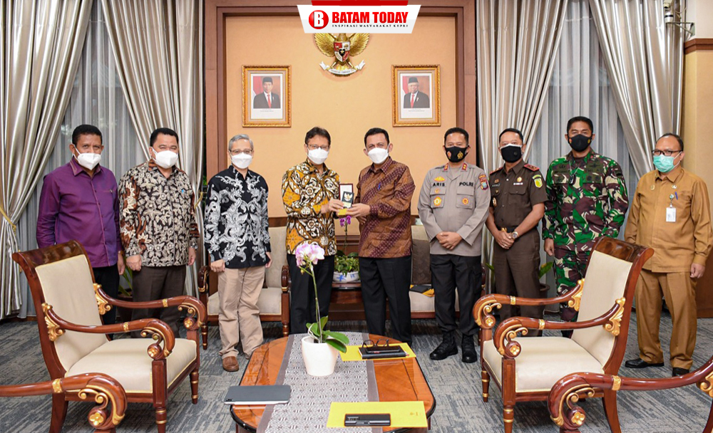 Gubernur Kepri, H. Ansar Ahmad saat foto bersama dengan Menteri Kesehatan RI, Budi Gunadi Sadikin